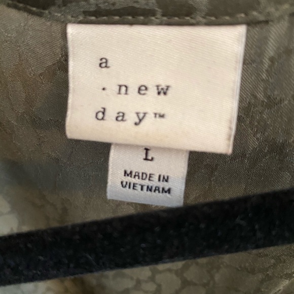 Green Snakeskin Print Puff Sleeve Blouse - Picture 3 of 3